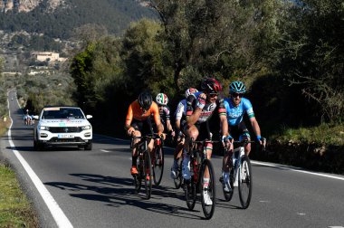 İspanya 'nın Mallorca kentinin yollarında her yıl düzenlenen Mallorca müsabakası sırasında profesyonel bisikletçiler.
