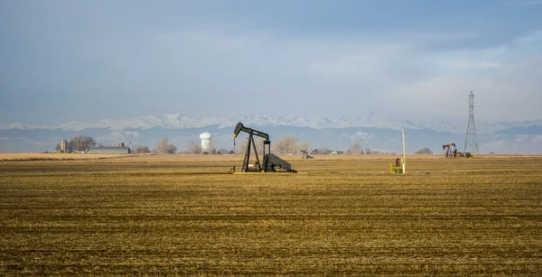Pozzi petroliferi nel Colorado Farm Country — Foto Stock