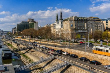 Budapeşte, güneşte akşam yürüyüşü