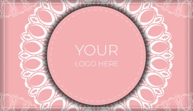 Tebrik etmek için üzerinde antika beyaz süsler olan pembe bir broşür..