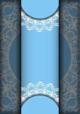 Tebrik etmek için üzerinde Hint beyazı süsü olan mavi tebrik kartı..