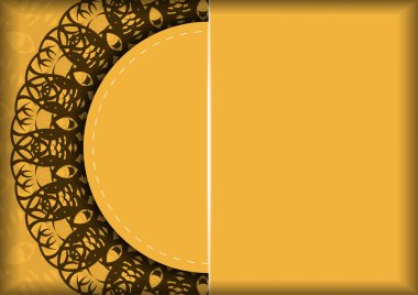 Kahverengi mandala süsü basılmaya hazır sarı kartpostal.