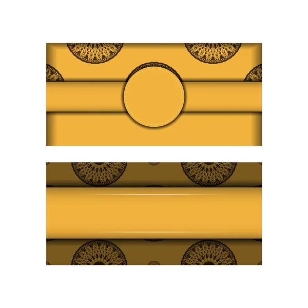 Tarjeta Felicitación Amarillo Con Patrón Marrón Griego Preparada Para Tipografía — Vector de stock