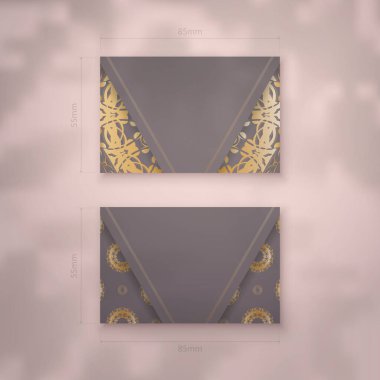 Temaslarınız için altın süslemeler içeren kahverengi renkli bir kartvizit..