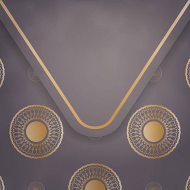 Tebrik etmek için kahverengi renkli broşür ve lüks altın aksesuarlar..