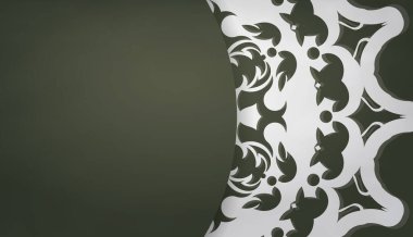 Koyu yeşil sancak, mandala beyazı süslemeli ve metnin altına yerleştirilmiş.