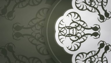 Koyu yeşil arkaplan, mandala beyaz desenli ve logonun altında