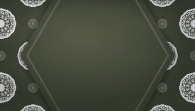 Koyu yeşil afiş, Hint beyaz süslemeleri ve metninin altına yerleştirilmiş.