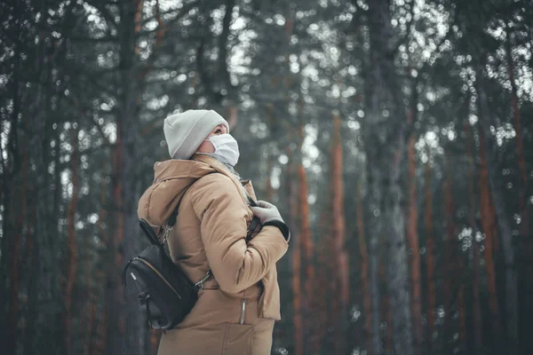 Młoda Dziewczyna Blond Włosami Masce Medycznej Spaceruje Zimowym Lesie — Zdjęcie stockowe
