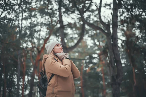 Atrakcyjne Dziewczyny Zimie Ubrania Spacery Lesie Zimowym — Zdjęcie stockowe