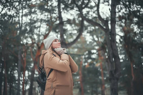 Młoda Kobieta Nosi Zimowe Ubrania Spaceruje Zimowym Lesie — Zdjęcie stockowe