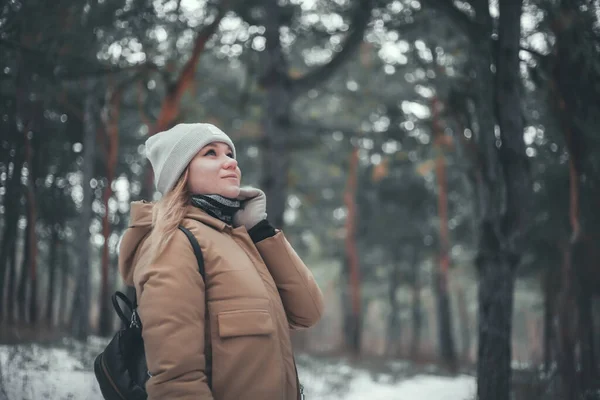 Młoda Blondynka Spaceruje Zimowym Lesie — Zdjęcie stockowe