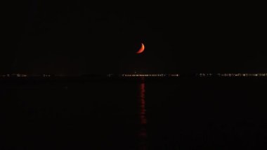 Gece deniz kenarında ay batımı, 1080 peni.