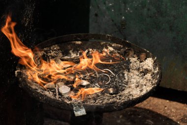 Ateş, kulları tarafından, onlara dua etmeleri ve kulluk etmeleri için tutuşturulur.
