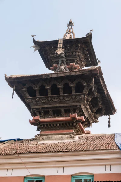 Altın Tapınağın çatılarının oyma detayları, Hiranya Varna Mahavihar, Patan, Nepal