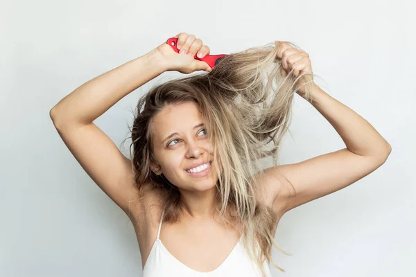 Blonde Frau Kämmt Ihr Wirres Trockenes Gebleichtes Haar Mit Einem — Stockfoto