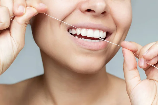 Foto Recortada Una Joven Hermosa Mujer Caucásica Usando Hilo Dental — Foto de Stock