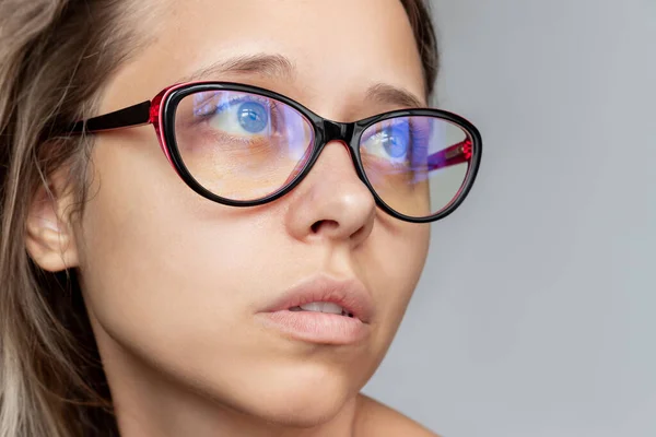 Primer Plano Cara Mujer Con Gafas Femeninas Rojas Negras Para — Foto de Stock