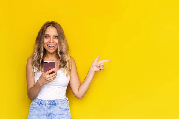 Jovem Caucasiana Animado Sorrindo Mulher Loira Top Branco Jeans Shorts — Fotografia de Stock