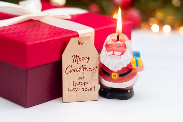 Vela Ardente Forma Papai Noel Perto Uma Caixa Presente Vermelha — Fotografia de Stock
