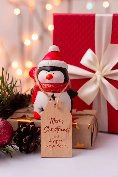 Brinquedo Pinguim Chapéu Papai Noel Com Uma Nota Madeira Com — Fotografia de Stock