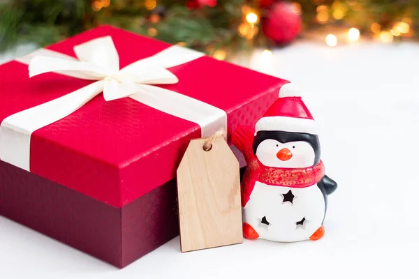 Pinguim Papai Noel Brinquedo Com Caixa Presente Vermelha Com Uma — Fotografia de Stock