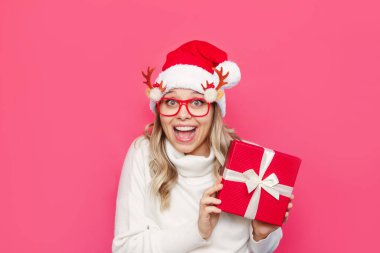 bir hediye ile güzel bir genç kadının portresi 