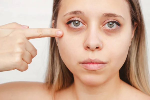 Jovem Mulher Tocando Seu Rosto Isolado Contra Fundo Branco — Fotografia de Stock