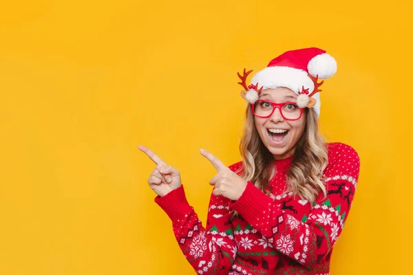 Mulher Alegre Posando Santa Chapéu Óculos Engraçados — Fotografia de Stock