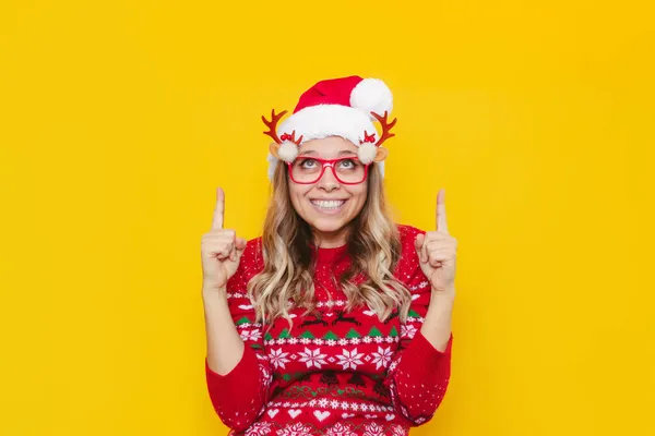 Mulher Alegre Posando Santa Chapéu Óculos Engraçados — Fotografia de Stock