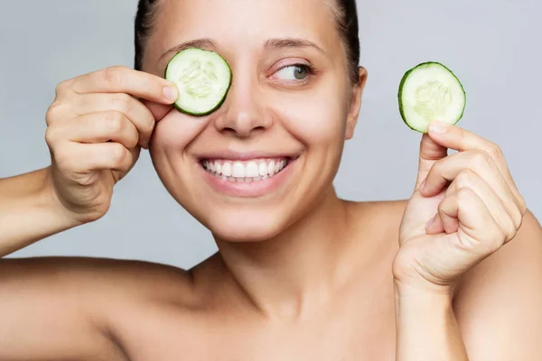 Beautiful Young Woman Cucumber Fresh Green Eyes — Stockfoto