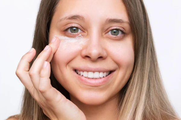 Beautiful Young Woman Applying Cream Eyes — Stockfoto