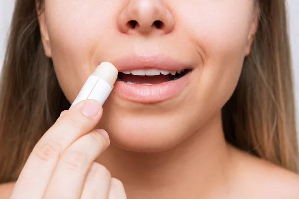 Young Woman Applying Cosmetic Lipstick Her Lips — Stockfoto