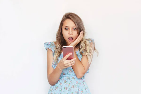 Портрет Красивої Молодої Жінки Мобільним Телефоном Ізольовано Білому Тлі — стокове фото