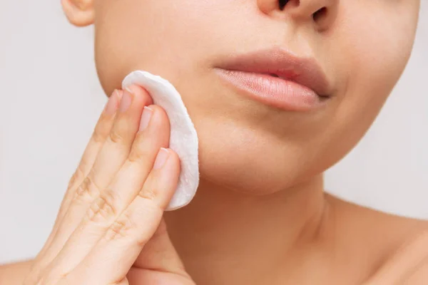 Beautiful Woman Cleaning Face — Stock Photo, Image