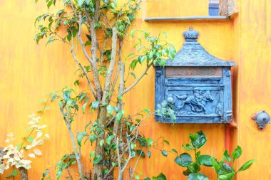 bir evin dışında Letterbox