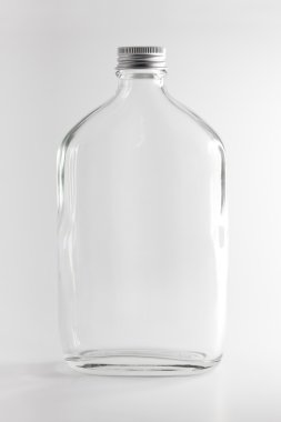 Beyaz arka plan boş net cam şişe