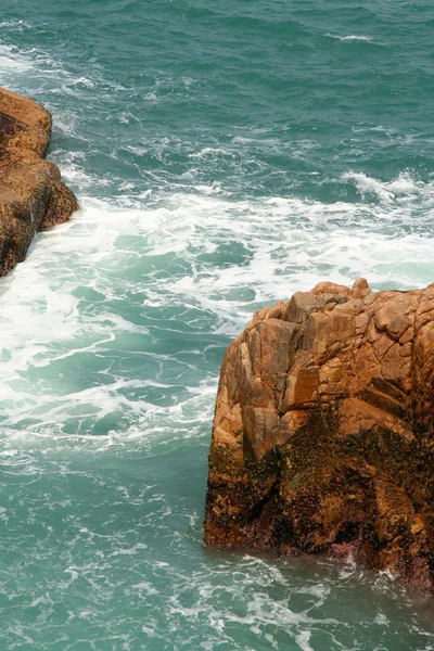 Океанічна хвиля і скелі — стокове фото