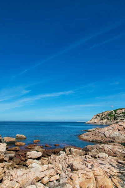 Oceano de rocha e céu limpo — Fotografia de Stock