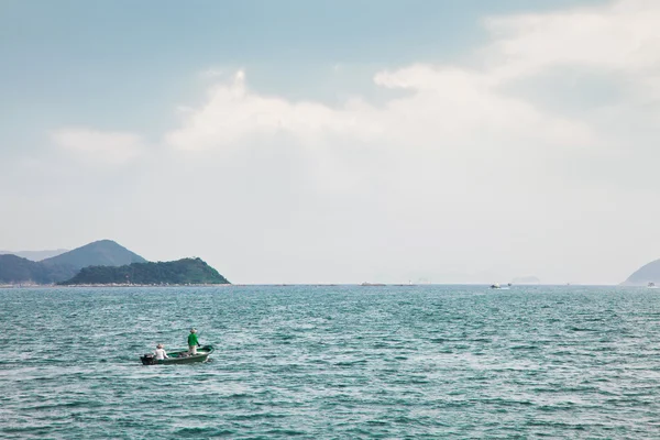 Pescadores en bote pequeño — Foto de Stock