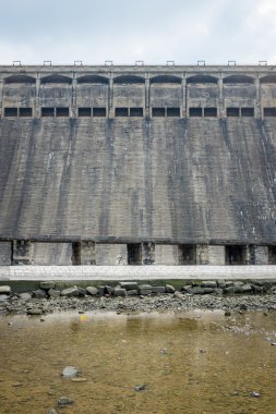 gri bir baraj Önden Görünüm