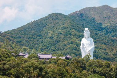 Dev Guanyin, Tanrıça Heykeli Tai Po, Hong Kong kırsal kesiminde, gündüz vakti, açık bir gün.