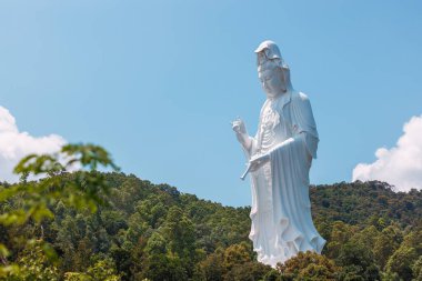 Dev Guanyin, Tanrıça Heykeli Tai Po, Hong Kong kırsal kesiminde, gündüz vakti, açık bir gün.