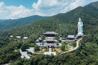 Dev Guanyin, Tanrıça Heykeli Tai Po, Hong Kong kırsal kesiminde, gündüz vakti, açık bir gün.