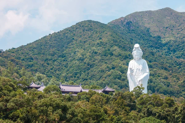 Dev Guanyin, Tanrıça Heykeli Tai Po, Hong Kong kırsal kesiminde, gündüz vakti, açık bir gün.