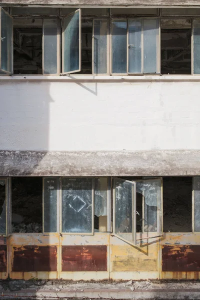 Kırık Camlar Terk Edilmiş Bir Okulun Dışı Kimse Yok — Stok fotoğraf