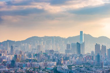 Hong Kong 'un Kowloon ve Victoria Limanı' nın muhteşem akşam manzarası.