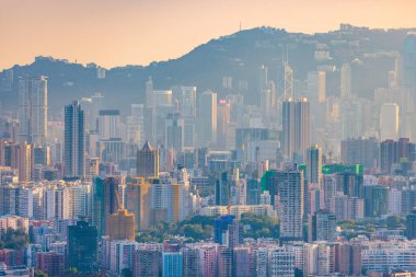 Hong Kong 'un Kowloon ve Victoria Limanı' nın muhteşem akşam manzarası.