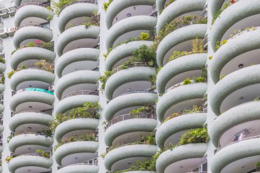 Bir apartmanın dış binasının yuvarlak balkonunun soyut görüntüsü.