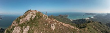 Sharp Peak, Sai Kung, Hong Kong 'un karşısındaki muhteşem erkek manzarası. Açık hava, gündüz.